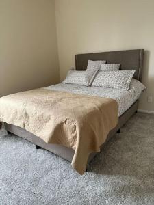 Un dormitorio con una cama grande con almohadas. en Stylish Apartment in the Heart of Los Angeles, en Los Ángeles