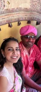 Un uomo e una donna seduti uno accanto all'altro. di Hotel Shahi Garh a Jaisalmer