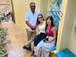 Dos mujeres y un hombre posando para una foto en Hotel Shahi Garh en Jaisalmer