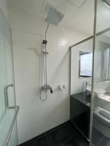 y baño con ducha, aseo y lavamanos. en Family Cozy Homestay - Alpha IVF at Strand Mall, en Petaling Jaya