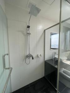 une salle de bain avec une douche avec des toilettes et un lavabo dans l'établissement Family Cozy Homestay - Alpha IVF at Strand Mall, à Petaling Jaya
