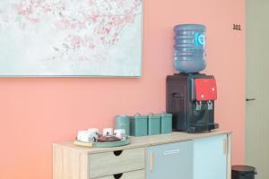 Příslušenství pro přípravu čaje a kávy v ubytování Sans Hotel Clover Ace Surabaya by RedDoorz + 34 fotografií