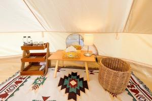 un piccolo tavolo in tenda con specchio di Yellowstone Camps Resort Khao Yai a Pak Chong