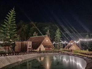 Yellowstone Camps Resort Khao Yai外面的花园