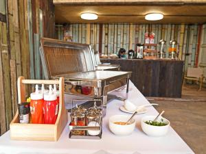 un carrello di cibo su un tavolo con condimenti di Yellowstone Camps Resort Khao Yai a Pak Chong