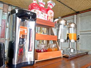 Yellowstone Camps Resort Khao Yai的咖啡和沏茶工具