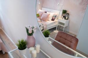 un miroir dans une chambre avec un canapé et une chaise dans l'établissement Golden Sands, à Łódź