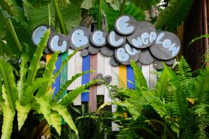 涛岛泡泡旅馆的花园中海滩俱乐部的标志