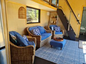 Oleskelutila majoituspaikassa Kaiteriteri Tiny Home