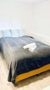 un grande letto con due cuscini sopra di Guest accomodation close to Hungaroring a Kerepes