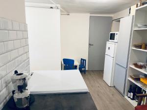 Piccola camera con letto e frigorifero. di Guest accomodation close to Hungaroring a Kerepes