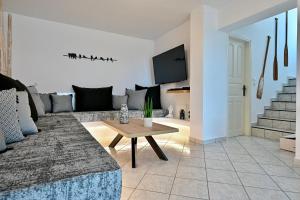 een woonkamer met een bank en een tafel bij Villa-7Days in Agkidia