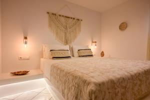 um quarto branco com uma cama e uma banheira em Villa-7Days em Agkidia