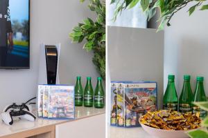 Nápoje v ubytovaní Golden Sands - Winda, 2 Sypialnie oraz Salon, Łóżeczko Turystyczne, Balkon, Play Station 5, Ekspress do Kawy, Atlas Arena, ZOO, Fala
