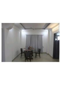 comedor con mesa y sillas en Artist Alley Apartments, en Bombay