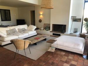 een woonkamer met een witte bank en een salontafel bij Villa neuve et moderne avec piscine à Grimaud in Grimaud