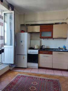 uma cozinha com um frigorífico e um fogão em X,ata 2 em Almaty