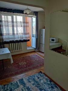 uma sala de estar com um espelho e uma cozinha em X,ata 2 em Almaty