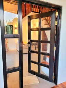 una porta che si apre su un soggiorno di Cozy Cabin Casita Anahaw a Indang