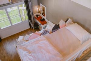 1 dormitorio con 1 cama grande y escritorio en Baan JaoKorKluay บ้านเจ้ากอกล้วย en Chiang Rai