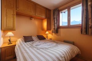 Un dormitorio con una cama con un cartel. en Edelweiss De Cordon - Happy Rentals en Cordon
