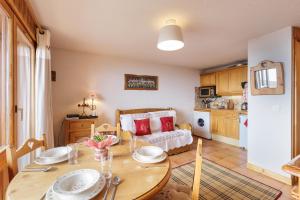 sala de estar con mesa de comedor y cocina en Edelweiss De Cordon - Happy Rentals en Cordon
