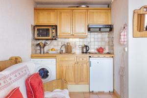 cocina con lavadora y microondas en Edelweiss De Cordon - Happy Rentals en Cordon