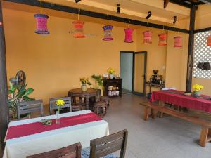 uma sala de jantar com mesas e cestos coloridos pendurados no tecto em 5 Elements Hotel em Quy Nhon