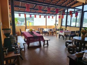 um restaurante com mesas, cadeiras e bandeiras vermelhas em 5 Elements Hotel em Quy Nhon