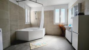 Et badeværelse på CORFU ALINA'S APARTMENTS + 94 billeder