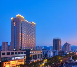 un edificio alto en una ciudad por la noche en Wen Ling International Hotel en Wenling