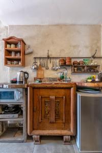 Кухня або міні-кухня у הבית החום בערבה יחידה זוגית