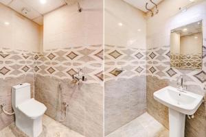 FabHotel Silver Stone Inn في لاكناو: حمام مع مرحاض ومغسلة