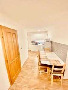 comedor con mesa y sillas y cocina en Lemon Premium Apartment, en Szeged