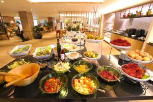 um buffet com muitas tigelas de comida numa mesa em Centara Udon em Udon Thani