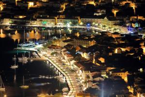 Nespecifikovaný výhled na destinaci Vela Luka nebo výhled na město při pohledu z apartmánu