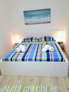 een groot bed met twee kussens erop bij Apartments Miku in Pridraga