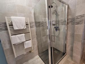 Koupelna v ubytování Appartements CDG JOIGNY + 37 fotografií