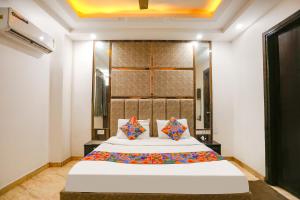 um quarto com uma cama grande num quarto em FabHotel Royal Mirage I em Nova Deli