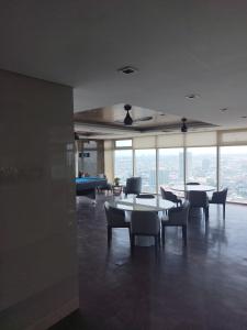 un comedor con mesas y sillas en un edificio en Schönes Apartment mit Pool-Nutzung, en Manila