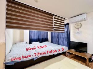 a bedroom with a bed and a window with the words singapore town at スペース東京Hostel in Tokyo