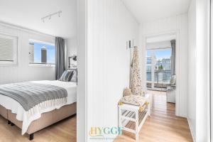 奥尔本尼兹Schwimmendes Haus Hygge Olpenitz的一间带床和椅子的白色卧室