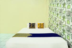 Posteľ alebo postele v izbe v ubytovaní SPOT ON 92400 Dhaha Penginapan House Syariah