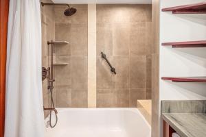 Koupelna v ubytování Hanalei Bay Resort + 22 fotografií