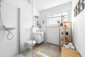 奥尔本尼兹Schwimmendes Haus Hygge Olpenitz的带马桶和玻璃淋浴间的浴室 更多25张照片
