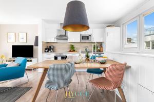 Schwimmendes Haus Hygge Olpenitz的厨房或小厨房