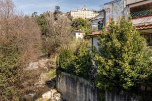 una colina con una valla, árboles y un edificio en Mangiafuoco, en Collodi