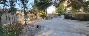 una vista aérea de un patio con árboles y un edificio en ALOJAMIENTO RURAL CEREZO en Murcia