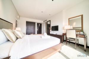 Postel nebo postele na pokoji v ubytování Charming Studio at The Address Residences Dubai Marina by Deluxe Holiday Homes