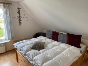 a white bed in a room with a window at Ferienhaus mit Sauna in Zingst